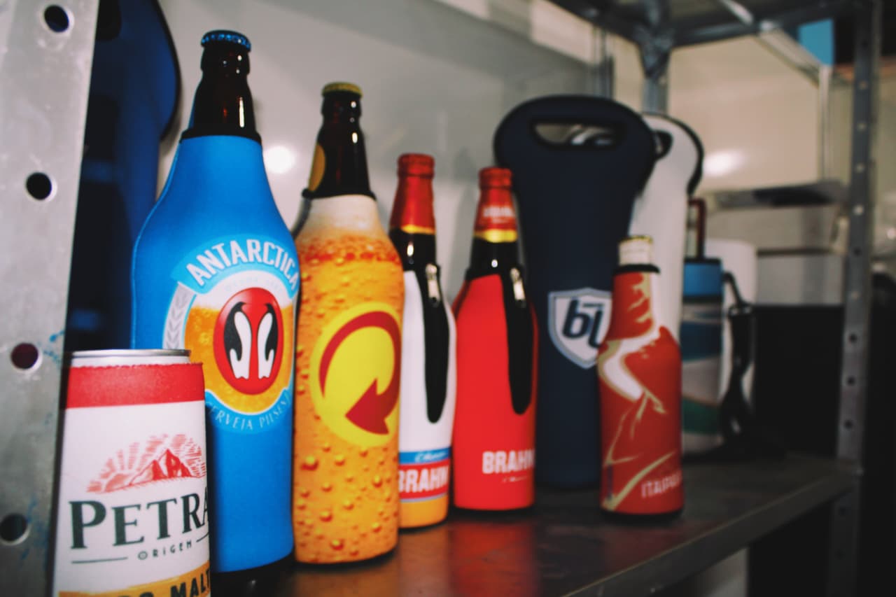 Post Porta Latas e Porta Garrafas Personalizados: Brindes Inteligentes que Marcam Presença em Qualquer Evento